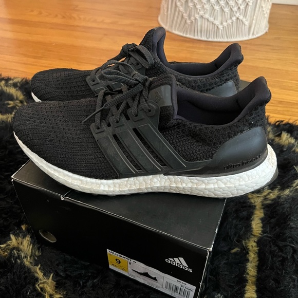 adidas Shoes - Gently worn Adidas Ultraboost Sneakers!
